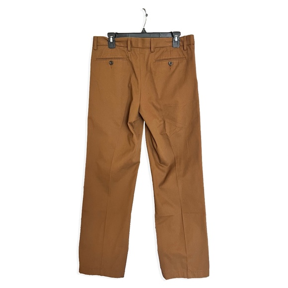 Amazon Essentials Men's Classic-Fit Wrinkle-Resistant Pleated Chino Pant - Picture 3 of 3